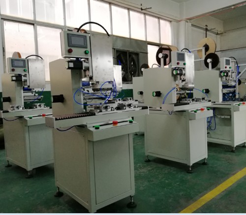 半自動(dòng)貼標(biāo)機(jī)的工作原理！